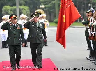 中国国防部长梁光烈(右)与越南国防部长冯光青