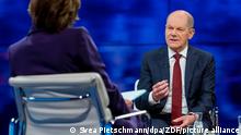 Bundeskanzler Olaf Scholz (SPD) spricht in der ZDF-Sendung «maybrit illner» zur Moderatorin Maybrit Illner. (zu dpa «Scholz an Schröder: Russland-Verbindungen sind keine Privatsache») +++ dpa-Bildfunk +++