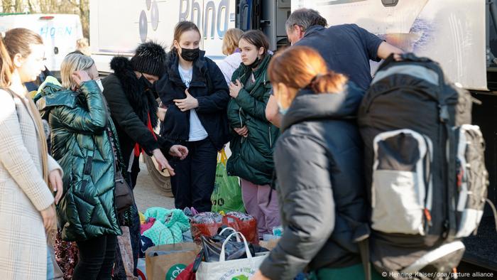 Erste ukrainische Flüchtlinge in Köln angekommen | DW Deutsch Lernen