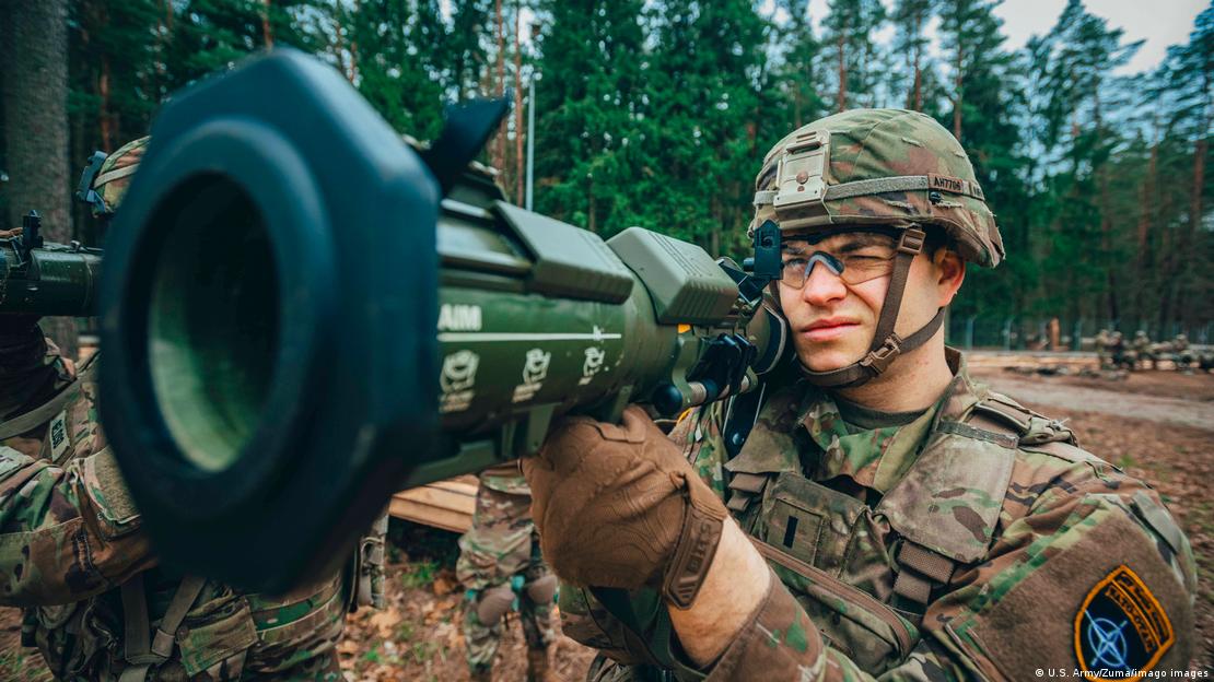Soldado segura arma antitanque