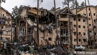 Разрушенный в результате обстрела жилой дом в Ирпени под Киевом