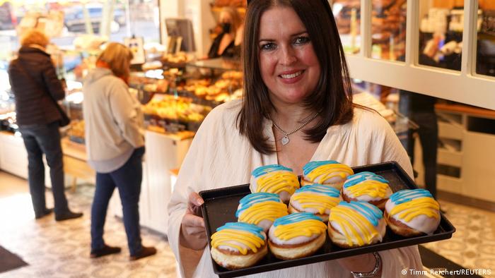Një dyqan buke shet ëmbëlsira Berliner si ëmbëlsira paqeje me ngjyrat e flamurit të Ukrainës