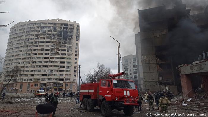 Edifici in fiamme a Chernihiv nel nord dell'Ucraina