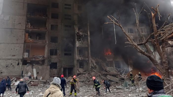 Destruction après une frappe aérienne russe au centre de Tchernihiv