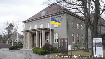 Сейчас перед музеем - только украинский флаг