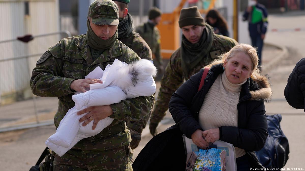 Ukrainians rush to border with Slovakia