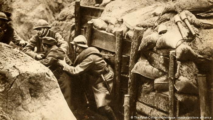 Солдаты Первой мировой войны в окопе