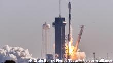 A SpaceX Falcon 9 rocket lifts off from Pad 39A at Kennedy Space Center, Fla., Thursday, March 3, 2022. The rocket is carrying a batch of Starlink satellites. (Craig Bailey/Florida Today via AP)