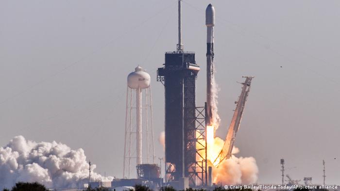 El cohete Falcon 9 de SpaceX, que desplegó otros 47 satélites de transmisión de Internet Starlink, despega de la plataforma 39A en el Centro Espacial Kennedy, Florida, el jueves 3 de marzo de 2022.