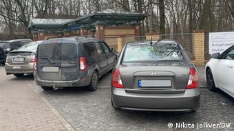 Машины с украинскими номерами перед берлинским Центром регистрации и первоначального распределения беженцев