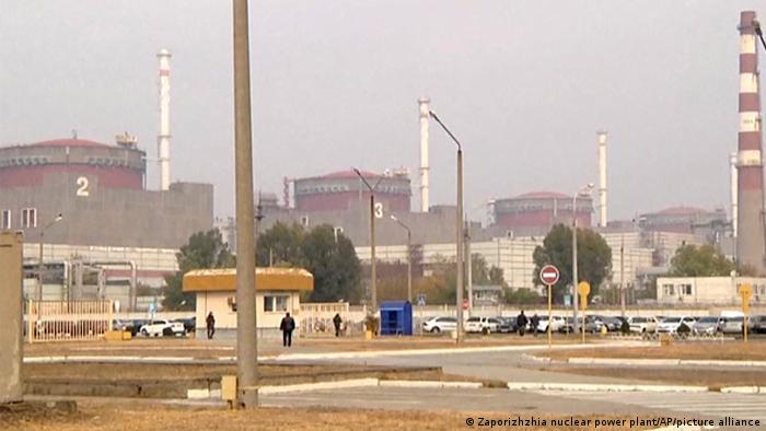 Esta imagen realizada a partir de un vídeo muestra la central nuclear de Zaporizhzhia en Enerhodar, Ucrania, el 20 de octubre de 2015.