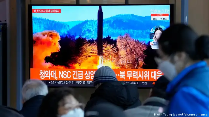 “北京不希望平壤政权土崩瓦解，但也想极力阻止平壤的核武计划。”图为朝鲜在进行导弹试验。