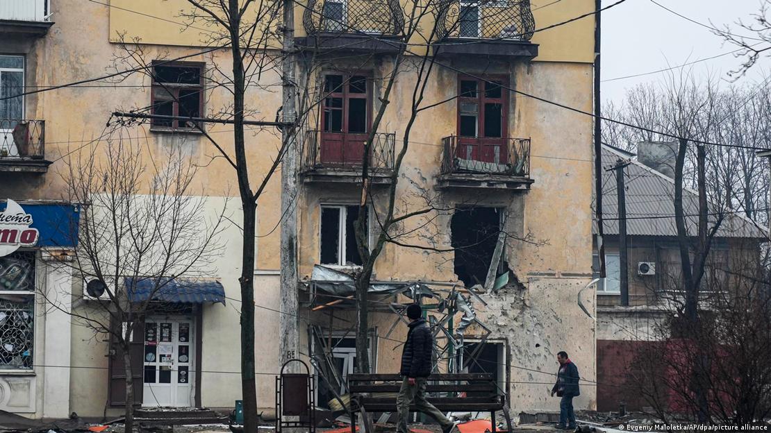 A imagem mostra três andares de um prédio amarelo destruído por bombardeios russos na cidade de Mariupol, no sudeste da Ucrânia.