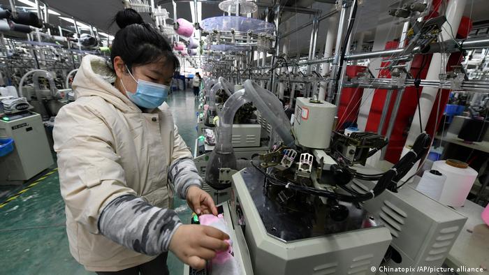 國進民退也成為本屆兩會和中國經濟關注的熱點，圖為安徽省的一個襪子工廠（資料照）
