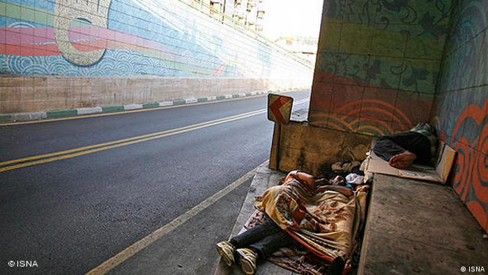Бездомные спят на улице Тегерана