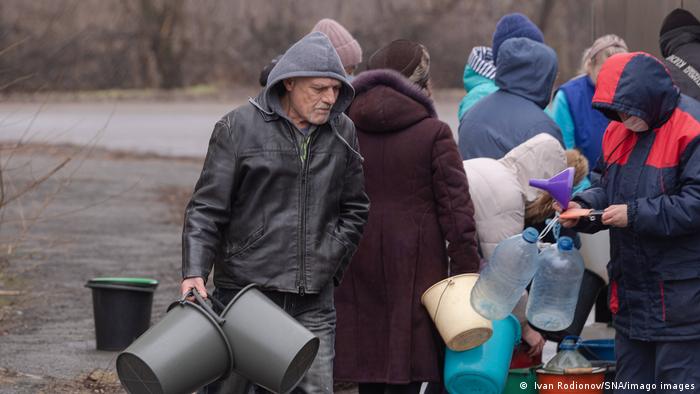 Civilians in Mariupol 