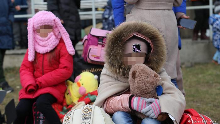 أطفال لاجئين أوكرانيين عند معبر مدينة مديكا البولندية الحدودية
