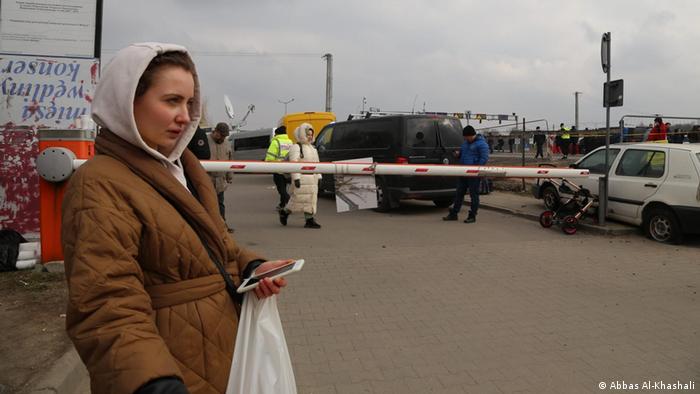 لاجئة أوكرانية عند معبر مدينة مديكا البولندية الحدودية