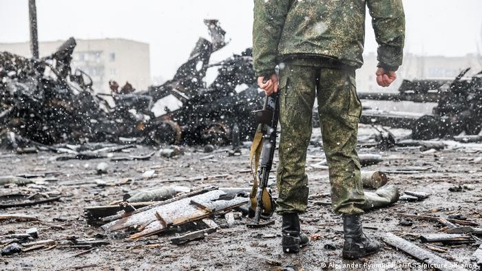 Озброєна людина у військовій формі в Волноваському районі Донеччини