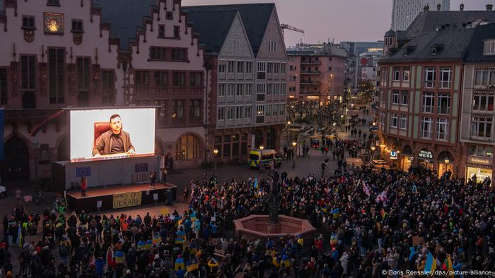 Zelenskiy, cuma akşamı Frankfurt'ta bir gösteri sırasında yayınlanan görüntülü mesajında NATO'nun uçuşa yasak bölge konusundaki tutumuna tepki gösterdi