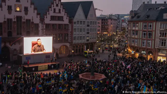 Deutschland | Proteste in Frankfurt gegen Krieg in der Ukraine | Videobotschaft Wolodymyr Selenskyj