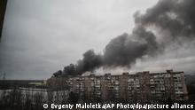 ACHTUNG BILD VOM 4.3.22
Rauch steigt auf nach dem Beschuss durch russische Streitkräfte in Mariupol, Ukraine. Russische Truppen marschierten am 24. Februar in die Ukraine ein. +++ dpa-Bildfunk +++