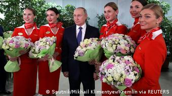 Ο Πούτιν κάνει δημόσιες σχέσεις με αεροσυνοδούς της Aeroflot ενόψει την Παγκόσμιας Ημέρας της Γυναίκας