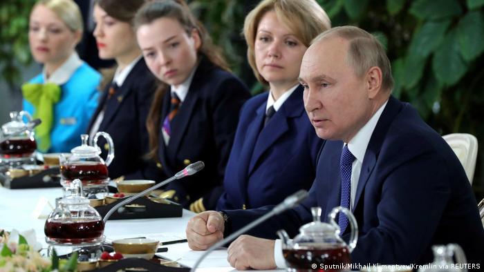 Russland Moskau | Wladimir Putin, Präsident | Besuch in Flugschule