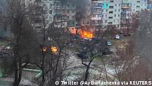 ACHTUNG ARCHIVBILD 3. März *** Fire is seen in Mariupol at a residential area after shelling amid Russia's invasion of Ukraine March 3, 2022, in this image obtained from social media. Twitter @AyBurlachenko via REUTERS ATTENTION EDITORS - THIS IMAGE HAS BEEN SUPPLIED BY A THIRD PARTY. MANDATORY CREDIT