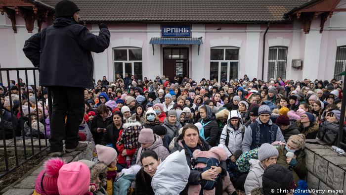 تزاحم المدنيين في محطة قطارات مدينة إيربين الأوكرانية - صورة بتاريخ 4 مارس/ آذار 2022