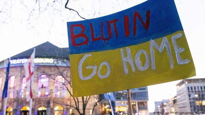 Fridays for Future protestiert gegen Ukraine-Krieg in Freiburg. Ein Plakat in den ukrainischen Nationalfarben mit dem Schriftzug Putin Go Home ist zu lesen.