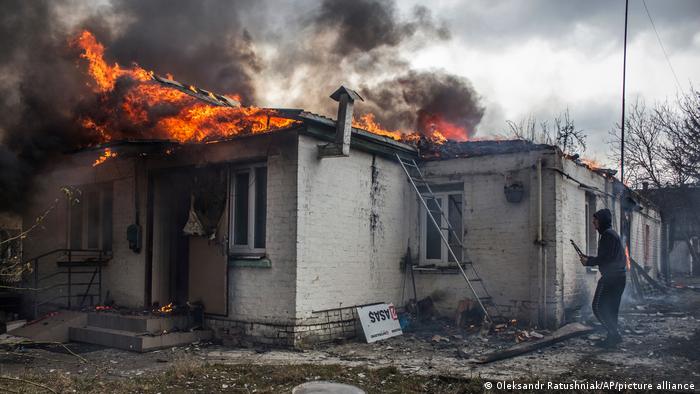 منزل طاله القصف في مدينة ايربين الأوكرانية