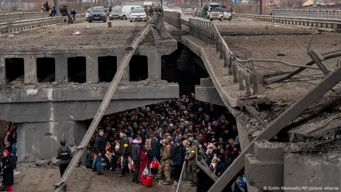 BdTD | Ukraine, Kiew | Menschen sammeln sich während ihrer Flucht unter einer Brücke