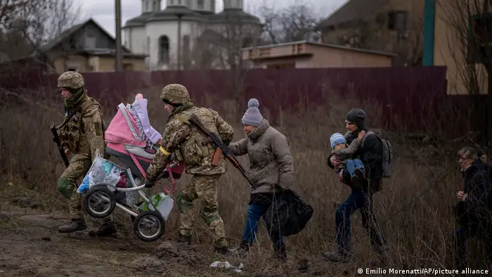 Ukraine, Kiew | Soldaten helfen einer Familie bei der Flucht