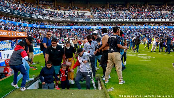 Mexiko | Queretaro - Atlas Fussballspiel wird unterbrochen da Fans das Feld stürmen