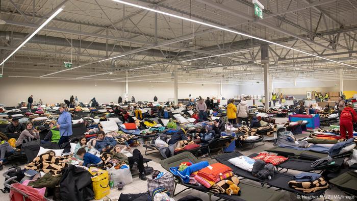 Polen | Ukrainische Flüchtlinge übernachten in einer Lagerhalle in Przemysl 