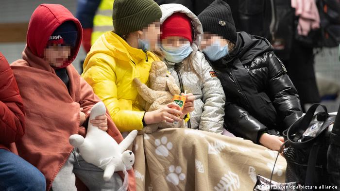 Aus der Ukraine geflohene Kinder am Berliner Hauptbahnhof