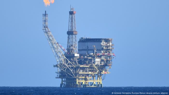 Eine Öl- und Gasplattform vor der Küste Libyens