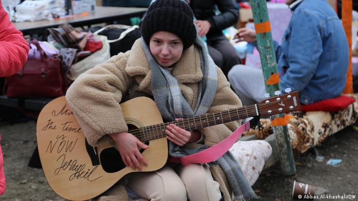 الطفلة الأوكرانية ليليا لم تنس غيتارها في رحلة هروبها من بلدها إلى بولندا. 