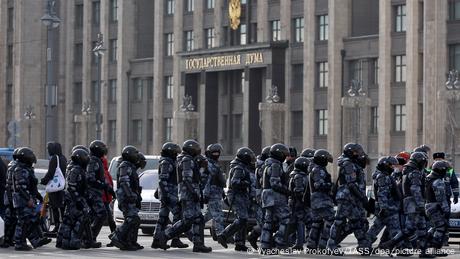 Russia: Threats and fines for opponents of war