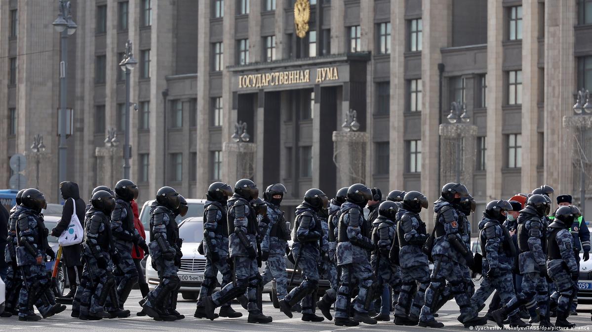Milhares são presos após se manifestarem na Rússia contra a invasão da  Ucrânia