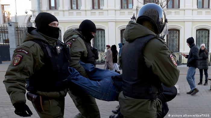 Задержание в Казани участника антивоенного протеста, 6 марта 2022 года