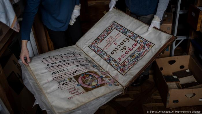 Ein mittelalterliches Buch mit großen Lettern und bunten Rahmen