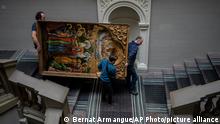 04.03.2022
Workers move the Annunciation to the Blessed Virgin of the Bohorodchany Iconostasis in the Andrey Sheptytsky National Museum as part of safety preparations in the event of an attack in the western Ukrainian city of Lviv, Friday, March 4, 2022. The doors of the museum have been closed since Russia’s war on Ukraine began on Feb. 24. (AP Photo/Bernat Armangue)