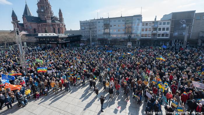 مظاهرة ضد الغزو الروسي لأوكرانيا في مدينة ماينز الألمانية (6/3/2022)