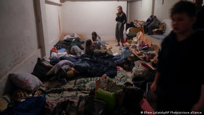 Луѓе најдоа засолниште од руските напади во училишен подрум во селото Хоренка во близина на Киев