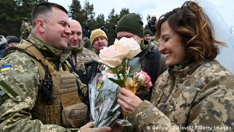 Со бел превез и во воена униформа, Украинката Лесија и Украинецот Валери си разменија свадбени завети. Набргу по церемонијата, и двајцата се вратија на своите позиции на фронтот во близина на Киев. Честитки по повод венчавката им упати и лично градоначалникот на Киев, Витали Кличко.