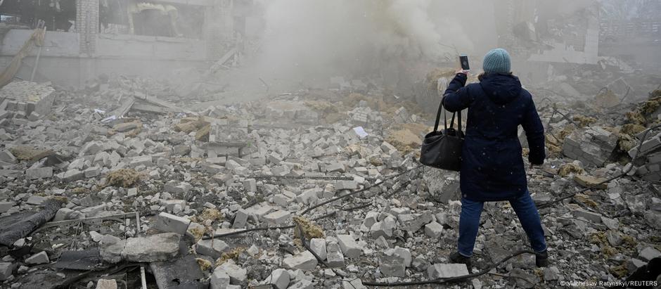 Una mujer toma una fotografía de una escuela bombardeada por Rusia en Zhitómir, Ucrania (04.02.2022)