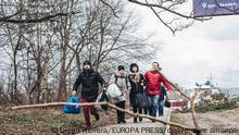 06.03.2022, Ukraine, Irpin: Eine Familie rennt vor dem Beschuss weg in Irpin, Ukraine. Die Waffenruhe, die f¸r Sonntag in der ukrainischen Stadt Irpin geplant war, um einen humanit‰ren Korridor zu schaffen, ist gescheitert. Die russische Armee hat am Morgen einen Evakuierungspunkt f¸r Zivilisten beschossen. Russische Truppen marschierten am 24. Februar in die Ukraine ein. Foto: Diego Herrera/EUROPA PRESS/dpa +++ dpa-Bildfunk +++