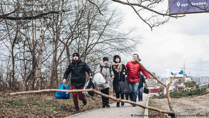 Ukrayna'nın İrpin kentinde çatışmalardan kaçmaya çalışan insanlar